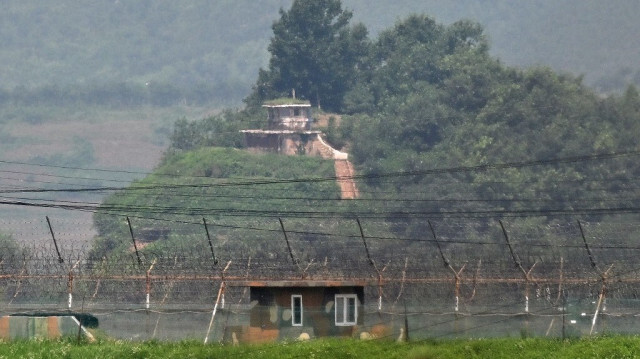 Un poste de garde nord-coréen (en haut) et un poste de garde sud-coréen (en bas) se font face, vus de la ville frontalière de Paju.