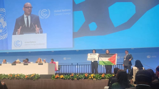 La protestation de deux représentants de la société civile avant l’intervention des gardes onusiens lors de l'ouverture de la session de négociation de climat à Bonn, en Allemagne, le 3 juin 2024.