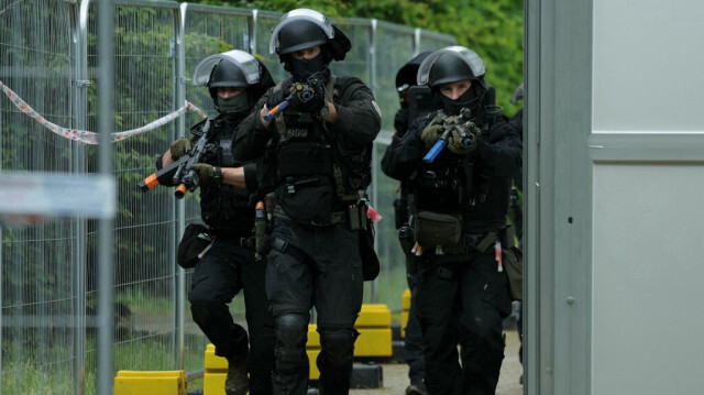 Des policiers français du RAID (Recherche, Assistance, Intervention, Dissuasion), l'unité d'élite de la police nationale française, participent à l'exercice Salvare 2024, une simulation d'attaque terroriste sur le site olympique de Vaires-sur-Marnes, le 30 mai 2024.