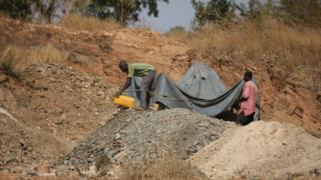 Des mineurs travaillent sur un site minier à Anka, près de Gusau, le 4 décembre 2019.