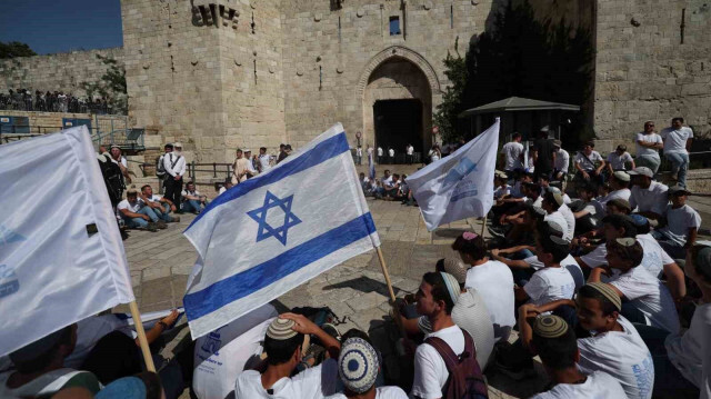 Les colons isréliens ont lancé une incursion dans la mosquée Al-Aqsa, hissant leur drapeau à l'intérieur de l'esplanade sacrée.