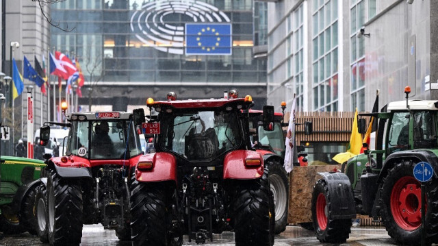 Des tracteurs d'agriculteurs stationnés devant le Parlement européen lors d'une manifestation organisée par les organisations agricoles "La Fédération Unie de Groupements d'Éleveurs et d'Agriculteurs" (FUGEA), Boerenforum et MAP, en réaction au Conseil européen de l'agriculture, à Bruxelles, le 26 février 2024. 