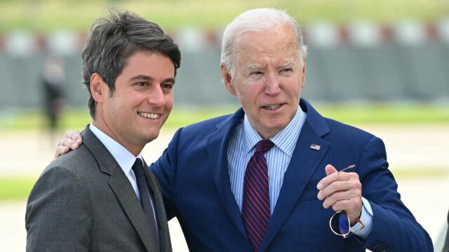 Le Premier ministre de France, Gabriel Attal accueille le président des États-Unis, Joe Biden, à l'aéroport d'Orly, près de Paris, en France le 5 juin 2024.
