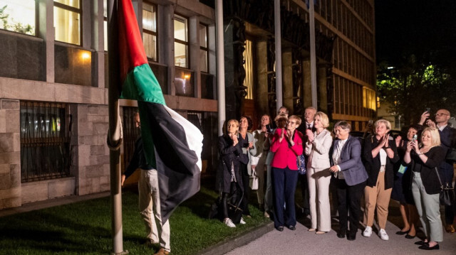 Le drapeau palestinien accroché devant le bâtiment du Parlement après le vote parlementaire de l'Assemblée nationale reconnaissant l'État palestinien, à Ljubljana, en Slovénie, le 4 juin 2024.