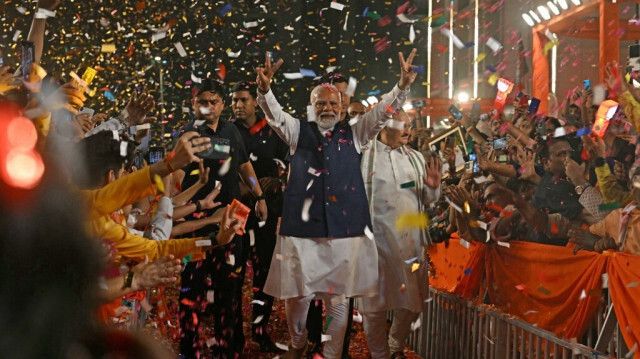 Le Premier ministre indien Narendra Modi montre le signe de la victoire alors qu'il arrive au siège du Bharatiya Janata Party (BJP) pour célébrer la victoire du parti dans les élections générales du pays, à New Delhi le 4 juin 2024.