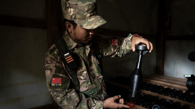 Un membre des Forces de défense du peuple de Mandalay (MDY-PDF) avec une bombe artisanale dans leur camp de base dans la forêt près du canton de Namhsan dans le nord de l'État Shan du Myanmar.