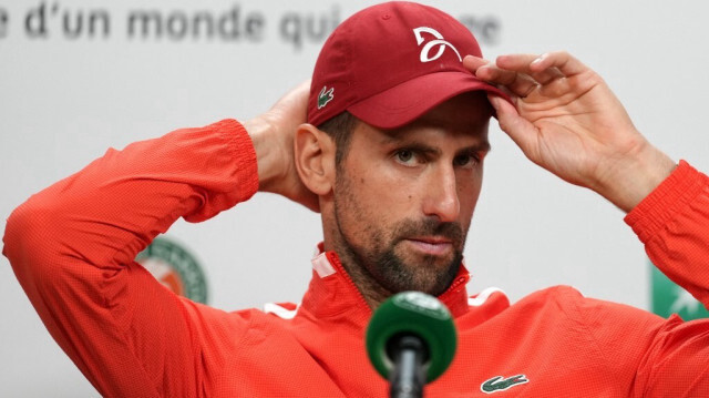 Novak Djokovic déclare forfait après s'être qualifié pour les quarts de finale du tournoi de Roland-Garros, perdant ainsi sa première place au classement mondial ATP.