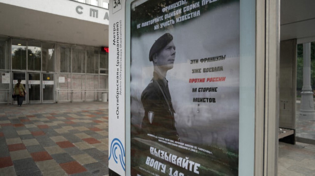 Une affiche appelant les militaires français en Ukraine à ne pas combattre contre la Russie sur laquelle il est inscrit, "Français, ne répétez pas les erreurs de vos ancêtres, leur sort est connu. Ces Français ont déjà combattu la Russie aux côtés des nazis", à un arrêt de bus près de l'ambassade de France dans le centre de Moscou, en Russie, le 4 juin 2024.