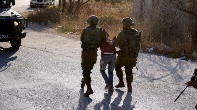 L'armée d'occupation arrête un Palestinien en Palestine occupée.