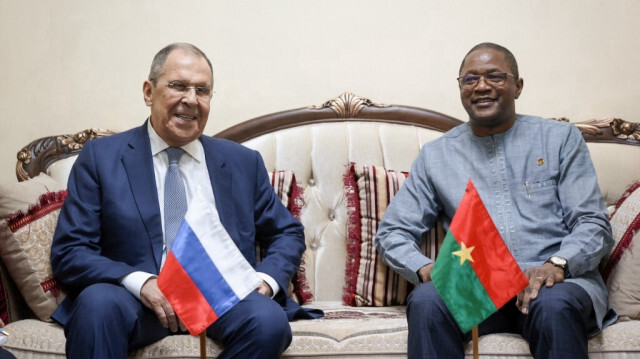 Le ministre russe des Affaires étrangères Sergueï Lavrov (à gauche) posant avec le ministre des Affaires étrangères du Burkina Faso, Jean-Marie Karamoko Traore, à Ouagadougou.