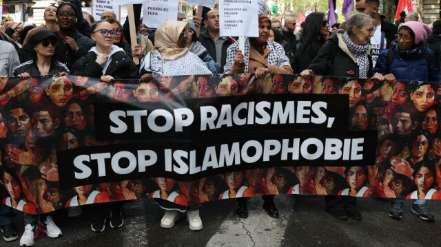 Des manifestants tiennent une banderole lors d'une protestation contre le racisme et l'islamophobie, à Paris, en France, le 21 avril 2024.