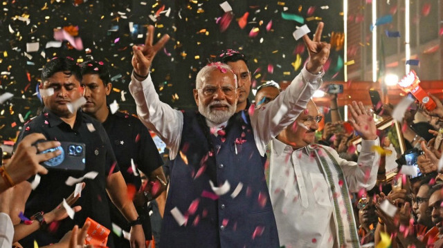 Le Premier ministre indien Narendra Modi montre le signe de la victoire alors qu'il arrive au siège du Bharatiya Janata Party (BJP) pour célébrer la victoire du parti aux élections générales du pays, à New Delhi, le 4 juin 2024.