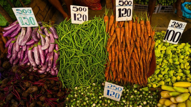 Des légumes sont en vente sur un marché de Colombo le 13 décembre 2023.