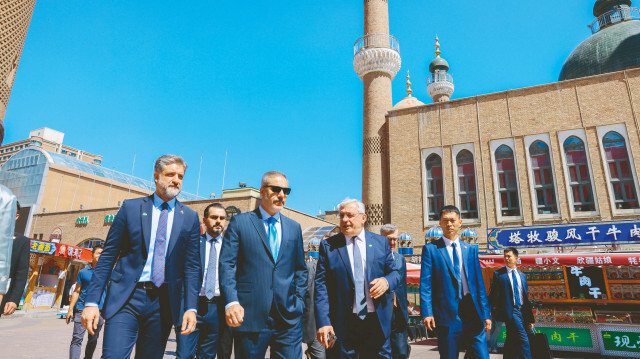 Dışişleri Bakanı Hakan Fidan, Çin'in Urumçi şehrindeki Yanghang Camii'ni ve Uluslararası Büyük Pazar'ı ziyaret etti.