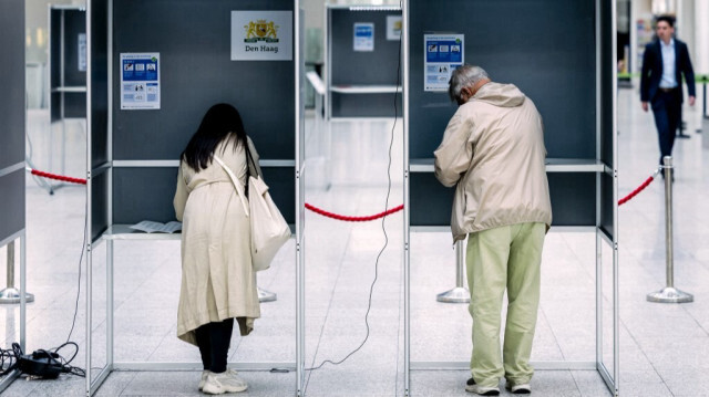 Des électeurs dans un bureau de vote à La Haye, le 6 juin 2024, lors de la première journée de l'élection du Parlement européen. 