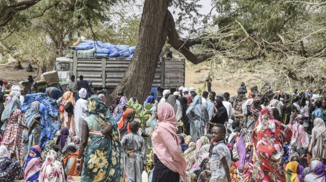 Des réfugiés soudanais de Tandelti, région proche d'Echbara, traversent jusqu'au Tchad, à Koufroun, et se regroupent pour recevoir de l'aide le 30 avril 2023.