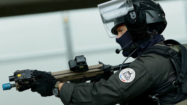 D'après les autorités, les policiers étaient en patrouille lorsqu'ils ont été insultés et menacés par une quinzaine d'individus leur lançant des projectiles. Les forces de l'ordre ont alors utilisé des grenades lacrymogènes.