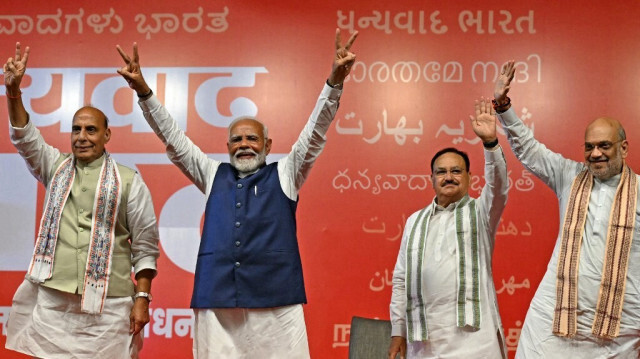 Le Premier ministre indien Narendra Modi, le président du Bharatiya Janata Party (BJP) Jagat Prakash Nadda et les dirigeants du parti Amit Shah et Rajnath Singh brandissent le signe de la victoire au siège du Bharatiya Janata Party (BJP) pour célébrer la victoire du parti aux élections générales du pays, à New Delhi, le 4 juin 2024.