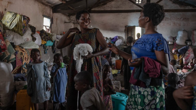 Des femmes et des enfants nouvellement déplacés installés dans une église cherchent à organiser leurs affaires, tandis que d'autres se reposent à côté du camp de Bulengo, à quelques kilomètres du centre de Goma, dans l'est de la République démocratique du Congo, le 16 février 2024.