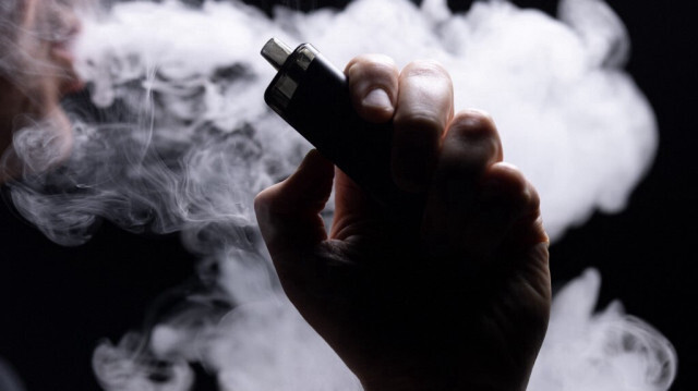Une personne en train de vaper une cigarette électronique.