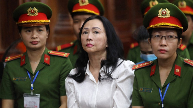 Le magnat de l'immobilier vietnamien Truong My Lan regarde le tribunal à Ho Chi Minh ville le 11 avril 2024.