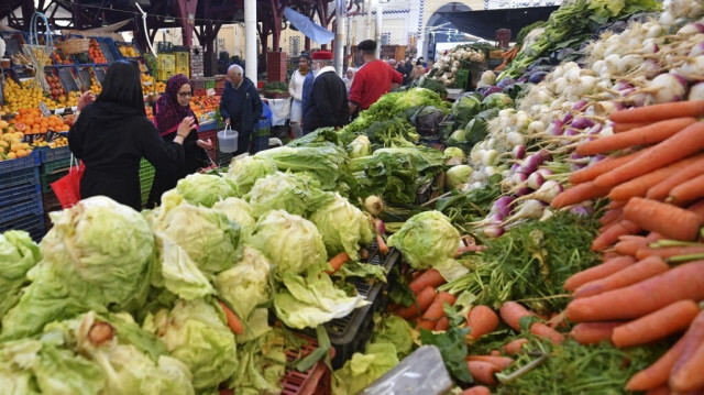 Des personnes achètent des légumes au marché central avant le mois de jeûne du Ramadan, à Tunis, le 6 mars 2024.
