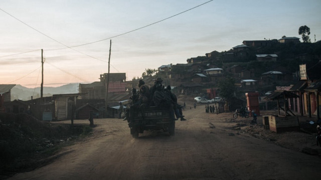 Des soldats des FARDC (Forces armées de la RDC) traversent Kirumba, dans la province du Nord-Kivu, à l'est de la République démocratique du Congo, le 14 mai 2024.