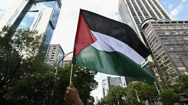 Les manifestants dénoncent les activités d'ICube, qu'elle accuse de "vendre des terres Palestiniennes" desquelles "des familles entières ont été chassées" voire "tuées".