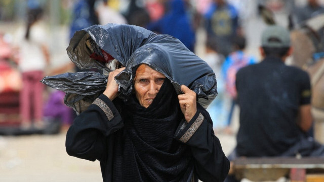 Des Palestiniens fuient la zone de Tal al-Sultan à Rafah avec leurs biens après de nouvelles frappes israéliennes dans la ville du sud de la bande de Gaza, le 28 mai 2024.