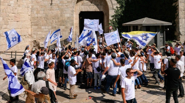 Des colons se rassemblent avec des drapeaux nationaux israéliens devant la porte de Damas de la vieille ville de Jérusalem-Est, le 05 juin 2024.