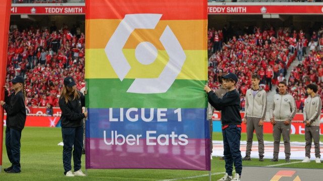 Des enfants tiennent une banderole aux couleurs de l'idéologie LGBT avant le match de football de Ligue 1 française entre le LOSC Lille et Nice au stade Pierre Mauroy à Lille, le 19 mai 2024.