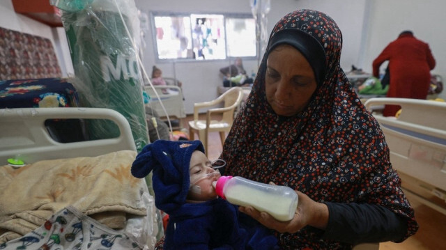 Des enfants Palestiniens souffrant de malnutrition, sont soignés dans un centre de santé à Rafah dans le sud de la bande de Gaza.