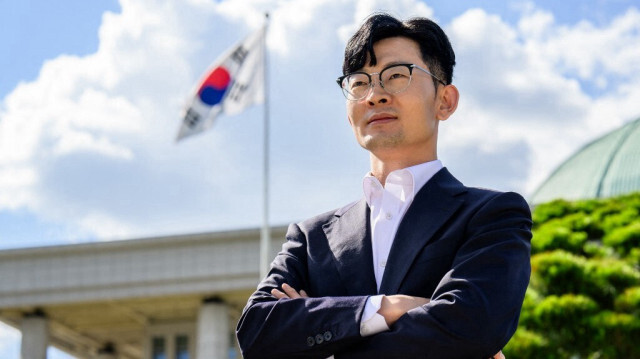  Park Choong-kwon chercheur, qui a quitté la Corée du Nord pour la Corée du Sud en 2009, posant devant le bâtiment de l'Assemblée nationale à Séoul.