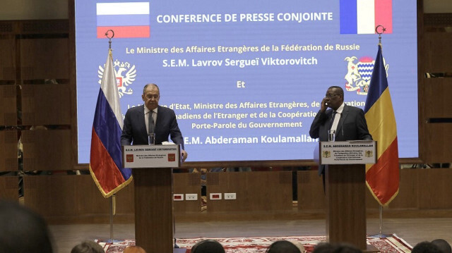 Le ministre russe des Affaires étrangères, Sergey Lavrov (à gauche), participe à une conférence de presse avec le ministre tchadien des Affaires étrangères, Abderaman Koulamallah (à droite), à N'Djamena, le 5 juin 2024. 