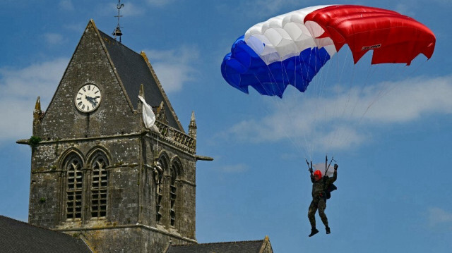 Un parachutiste commando de la Marine française déploie son parachute dans le cadre des commémorations du "D-Day" marquant le 80e anniversaire des débarquements alliés en Normandie pendant la Seconde Guerre mondiale.