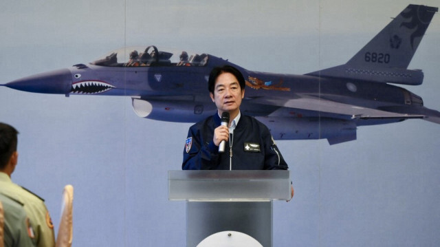 Le président taïwanais Lai Ching-te est vu en arrière-plan d'un F-16 de l'armée de l'air taïwanaise alors qu'il s'adresse au personnel militaire de la base aérienne de Hualien, le 28 mai 2024.
