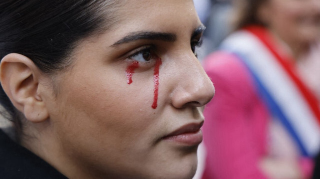 Une manifestante dénonçant les violences infligées aux enfants, à Paris, le 7 mai 2024.