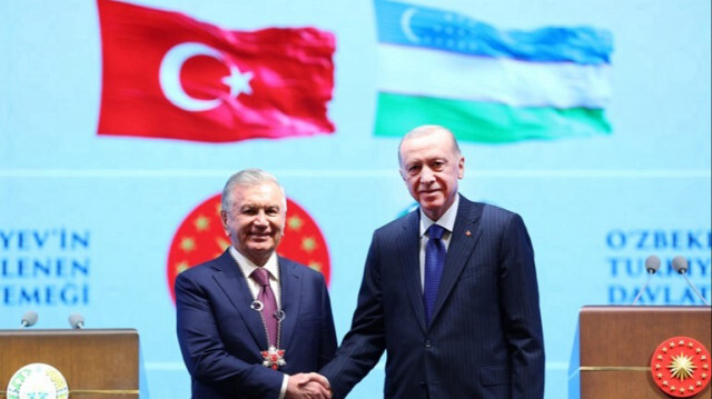 Le Président turc, Recep Tayyip Erdogan (D) et son homologue ouzbek Shevket Mirziyoyev (G) lors d'une cérémonie au complexe présidentiel d'Ankara en Turkiye, le 06 juin 2024.