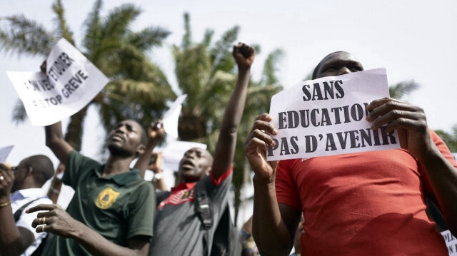 Un élève malien tient une pancarte sur laquelle on peut lire "Pas d'avenir sans éducation" lors d'une manifestation pour demander l'interruption de la grève scolaire qui dure depuis un mois et demi, le 14 mars 2019 à Bamako.