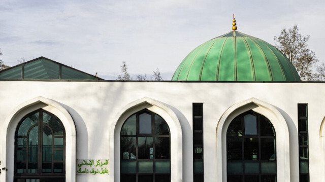 Selon le communiqué, les méthodes de l'auteur, qui a publié sous pseudonyme, sont jugées non sérieuses et non conformes aux standards journalistiques élémentaires, notamment la distinction entre faits, analyses et opinions.