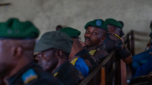 Un soldat de l'armée congolaise accusé de désertion et de lâcheté lors de la lutte contre les rebelles du M23 regarde la scène alors qu'il est assis sur le banc des accusés lors d'un procès à la cour militaire du Nord-Kivu à Goma, le 3 mai 2024.