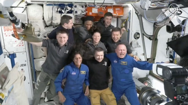 Les astronautes Suni Williams (assis à gauche) et Butch Wilmore (assis à droite) posant avec l'équipage de la Station spatiale internationale (ISS) après l'amarrage du Boeing Starliner le 6 juin 2024.