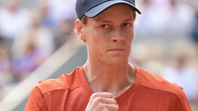 Le nouveau numéro 1 mondial de l'ATP, Jannik Sinner, affronte ce vendredi Carlos Alcaraz en demi-finale du tournoi de Roland-Garros.