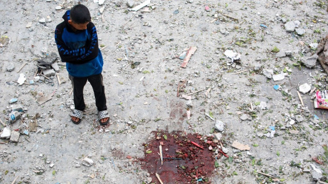 Un garçon palestinien regarde une mare de sang dans une école de l'ONU accueillant des palestiniens déplacés qui a été bombardée par l'armée israélienne à Nuseirat, dans le centre de la bande de Gaza, en Palestine, le 6 juin 2024.