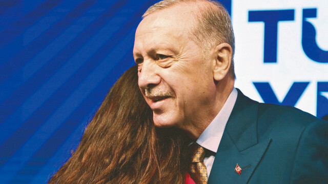 Hediye takdiminin ardından öğrenciler hatıra fotoğrafı için sahneye çağırıldı. Gözyaşlarına hakim olamayan bir öğrenci Erdoğan'a böyle sarıldı.