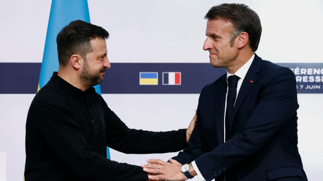 Le président français Emmanuel Macron (à droite) serrant la main du président ukrainien Volodymyr Zelensky lors d'une conférence de presse conjointe au palais de l'Élysée à Paris, le 7 juin 2024.