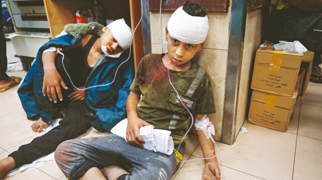 Gazze'de soykırım saldırılarında yaralanan çocuklar