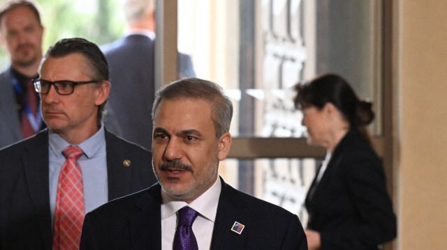 Le ministre turc des Affaires étrangères, Hakan Fidan (C), arrivant pour assister à une réunion des ministres des Affaires étrangères de l'OTAN à Prague (République tchèque), le 31 mai 2024.