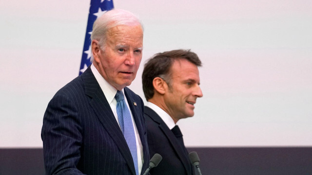 Le président américain Joe Biden (G) et le président français Emmanuel Macron arrivant pour assister à une déclaration de presse suite à leur rencontre bilatérale au palais présidentiel de l'Élysée à Paris, le 8 juin 2024.