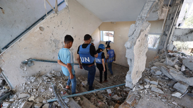 Des membres d'une équipe d'enquête des Nations Unies visitant une école gérée par l'Office de secours et de travaux des Nations Unies pour les réfugiés de Palestine (UNRWA) qui a été touchée lors d'une frappe de l'armée israélienne la veille, dans le camp de Nuseirat au centre de la bande de Gaza, le 7 juin 2024, dans le cadre du conflit en cours dans le territoire palestinien entre Israël et le Hamas. L'agence des Nations Unies pour les réfugiés palestiniens, l'UNRWA, a déclaré que des centaines de déplacés de Gaza s'abritaient dans l'école, qui a été "frappée sans avertissement préalable" le 6 juin.